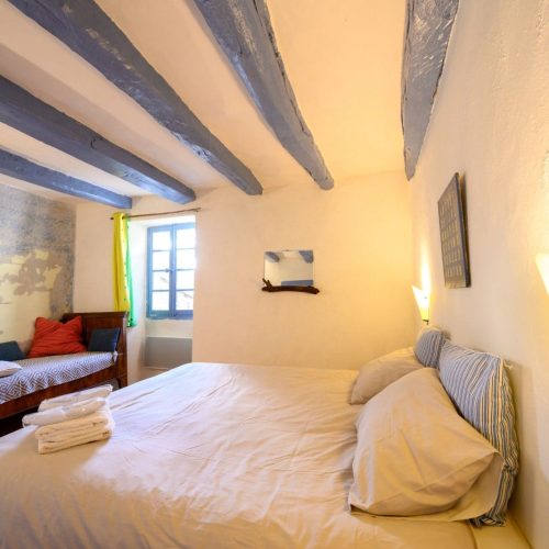 Chambre chataigner avec vue sur la piscine